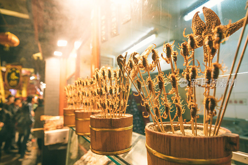 中国北京的一个卖炸蝎子的小吃摊
