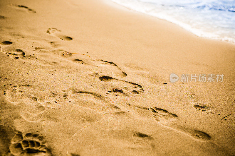 脚印在沙滩上
