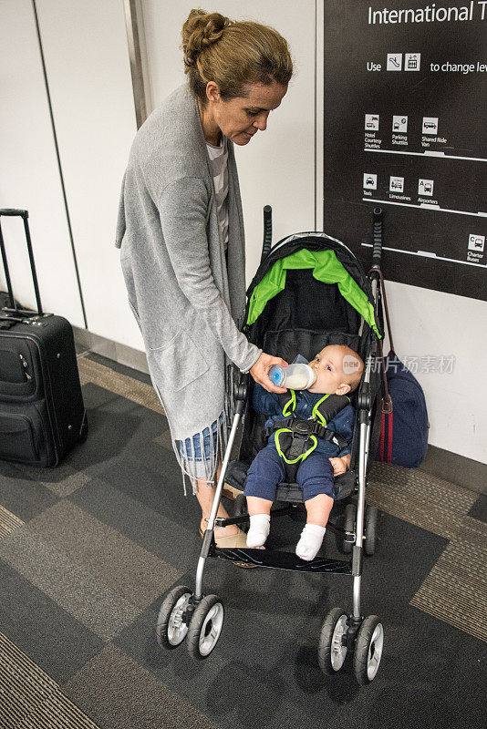 一个女人在机场喂她的孩子