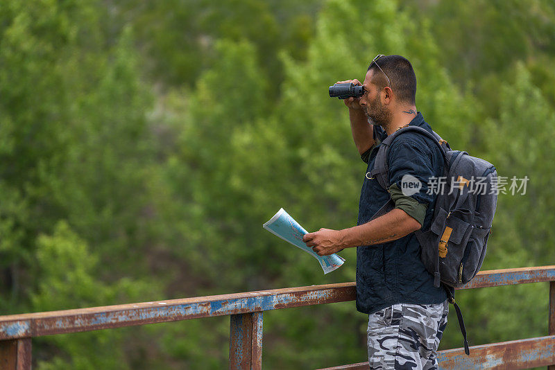 旅客在老铁桥上用双筒望远镜看