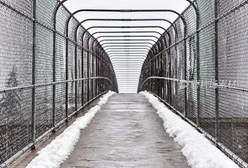 高速公路上的雪人行桥