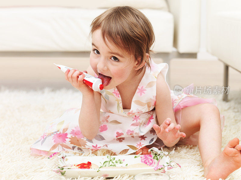 小女孩吃糖霜