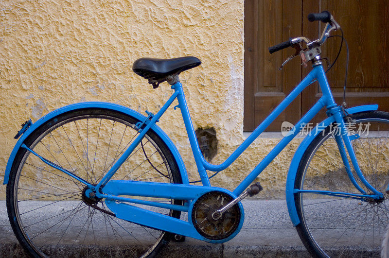 蓝色的自行车