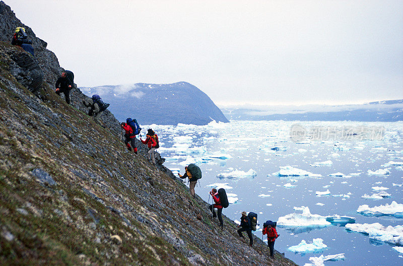 在格陵兰岛徒步旅行的一群人