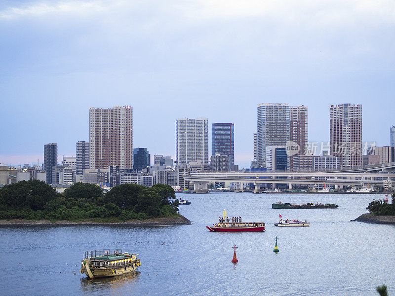 从台场岛俯瞰东京