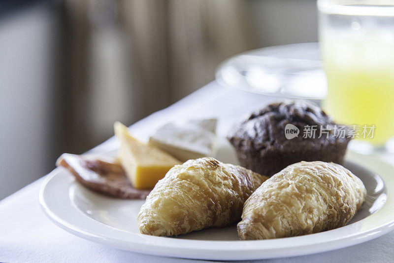 早餐吃牛角面包和松饼，真好吃!