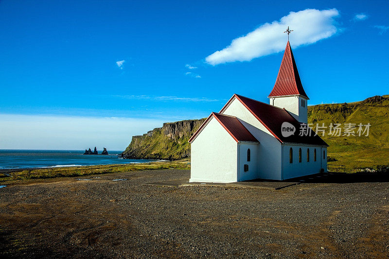 维克镇山顶上的冰岛教堂