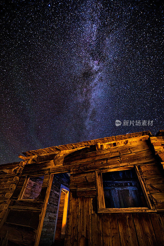 《老木屋的星星和银河之夜》