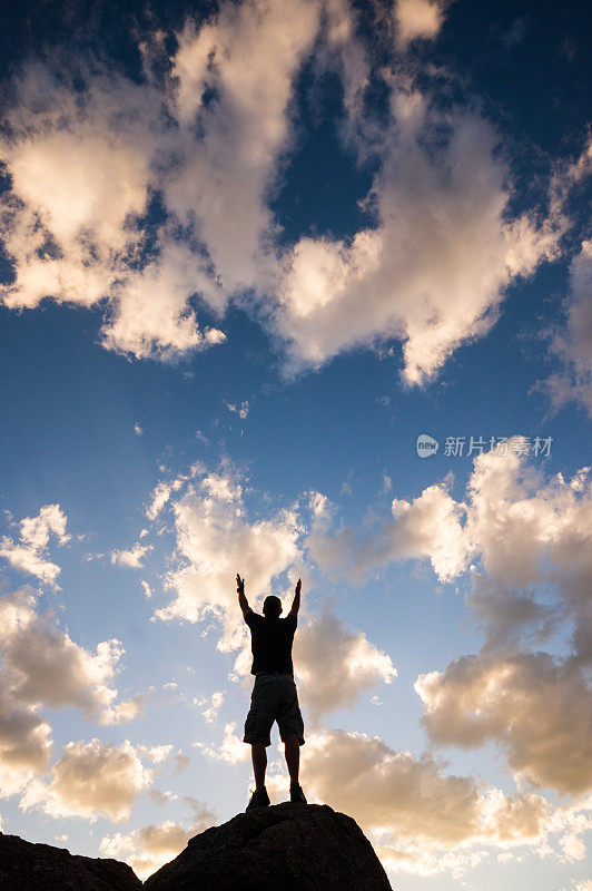 祈祷剪影男人日落天空