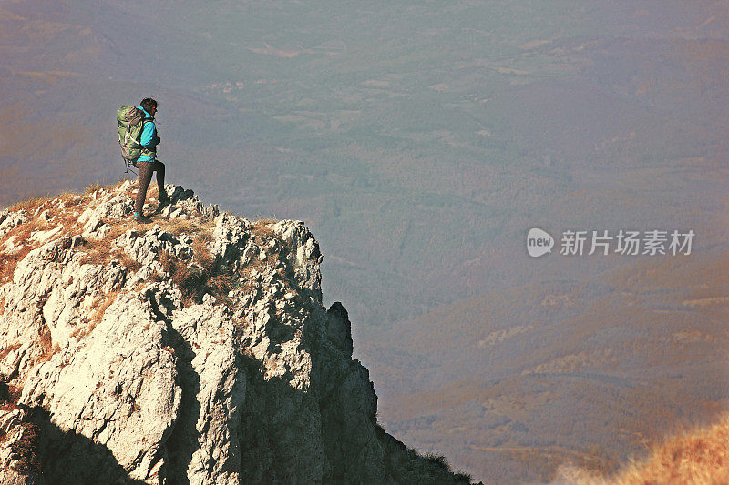 女孩在美丽的山上徒步旅行