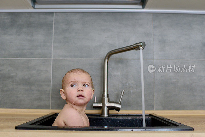 混淆婴儿在水槽洗涤