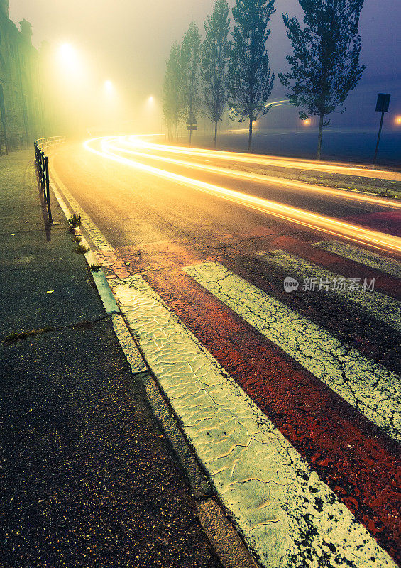 神秘朦胧的街道