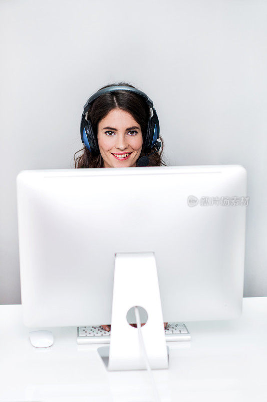年轻女子使用电脑。