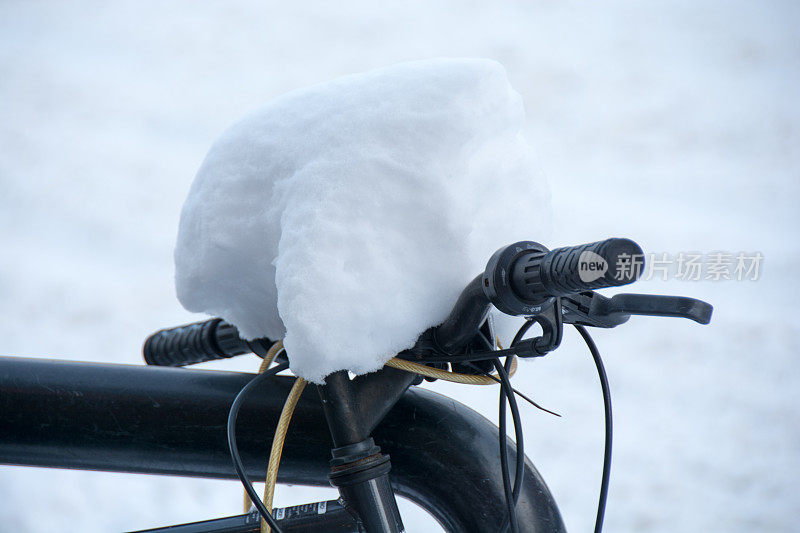 大雪过后，自行车停在外面