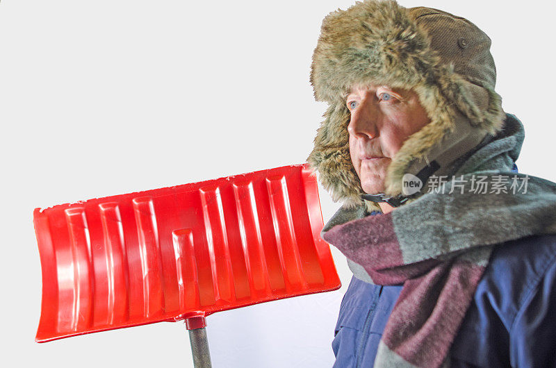 拿雪铲的男人