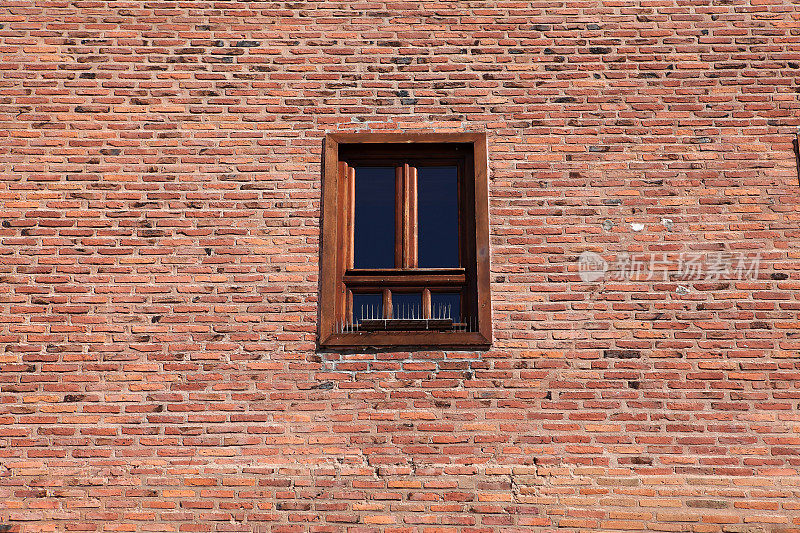 砖墙上的旧窗