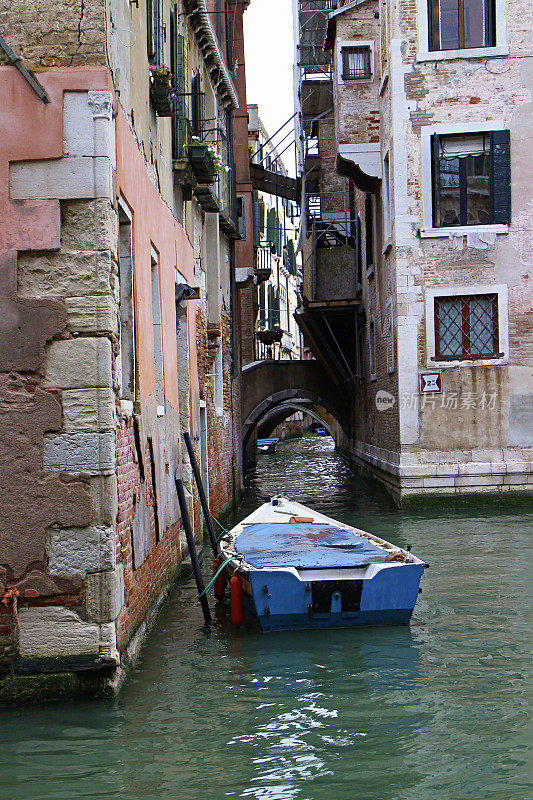 威尼斯一条狭窄的运河