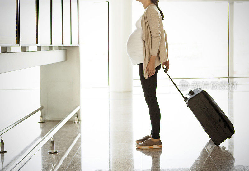 机场有个孕妇