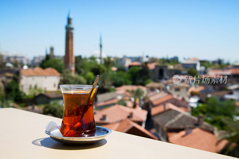 传统土耳其茶……背景是土耳其的阿兰亚古镇