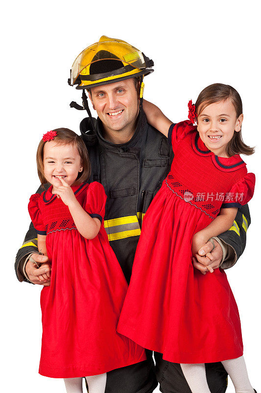 消防员和两个年轻的女儿，白人背景。
