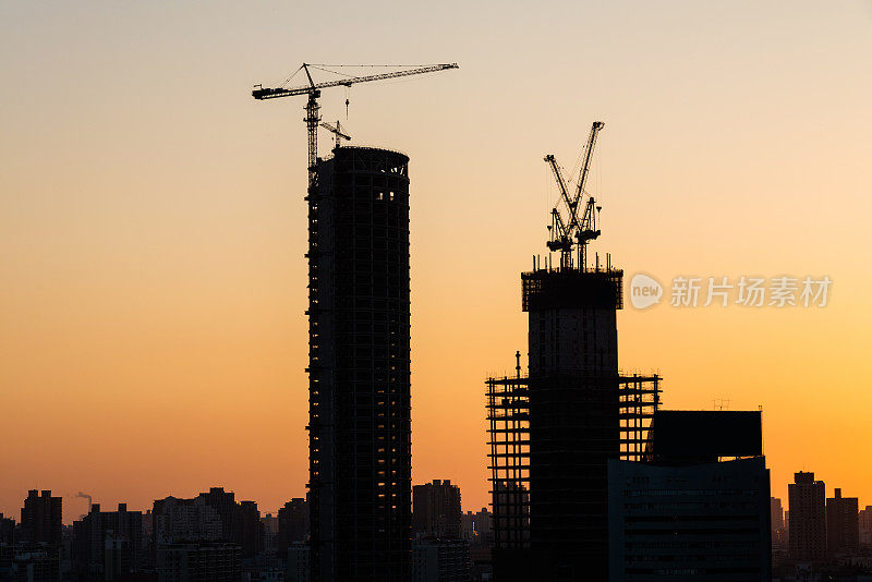 夕阳下的建筑工地