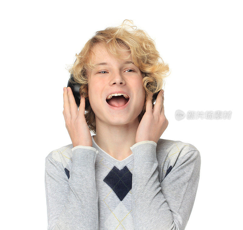 十几岁的男孩一边听音乐一边唱歌