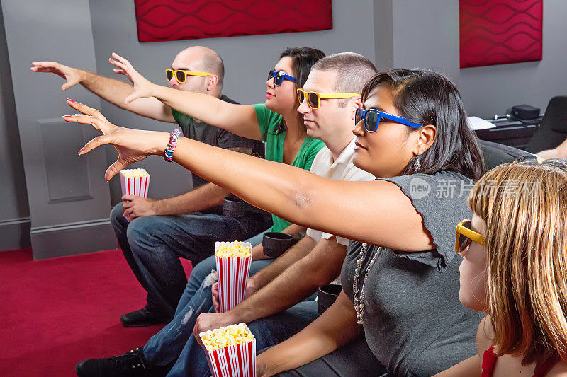 一群人在看3D电影