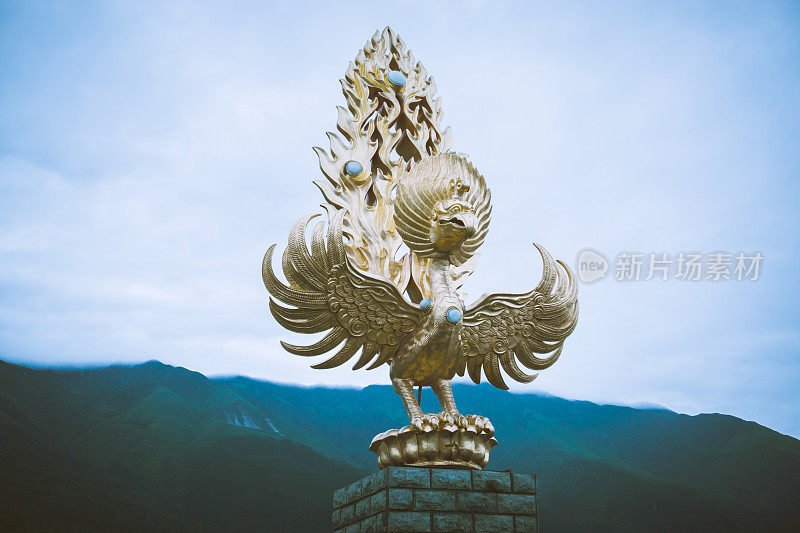 中国崇生寺的金色鸟雕