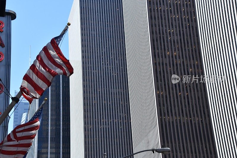 入口处插着美国国旗的摩天大楼