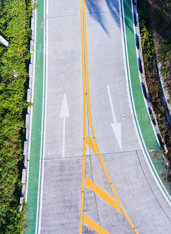 蜿蜒的道路方向