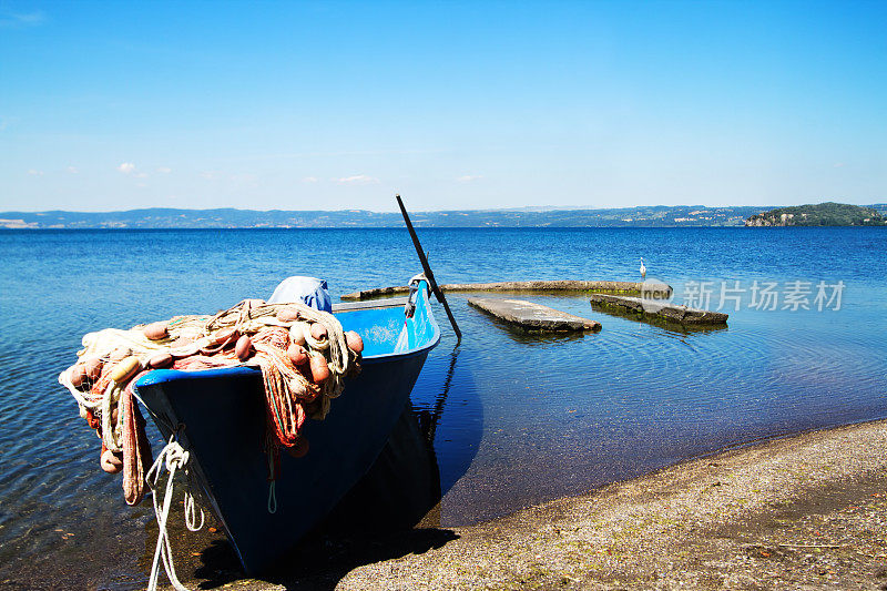意大利拉齐奥博尔塞纳湖:船，渔网，白鹭