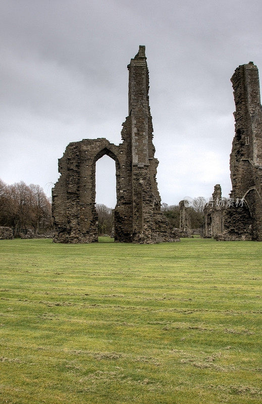 在修道院废墟下12世纪
