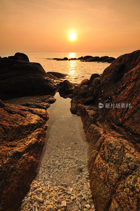 海上日出