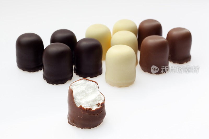 组多色巧克力棉花糖上分离白色