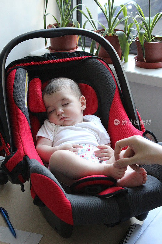 婴儿睡在婴儿座椅上