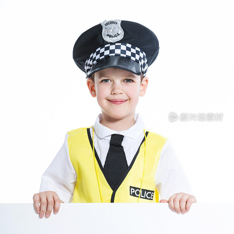 快乐的初级警察拿着白板