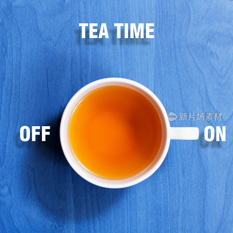 喝茶的时间写着字母，还有一杯茶