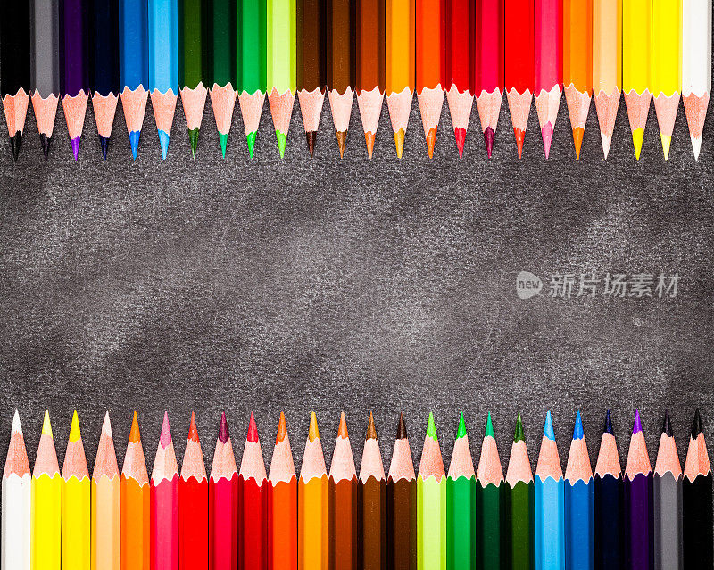 多色铅笔在黑色背景从上方拍摄一排