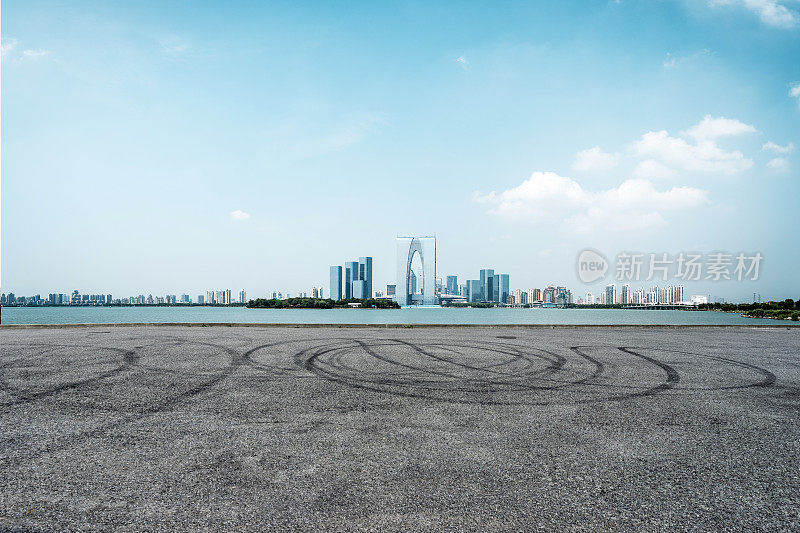 空旷的道路与现代的城市