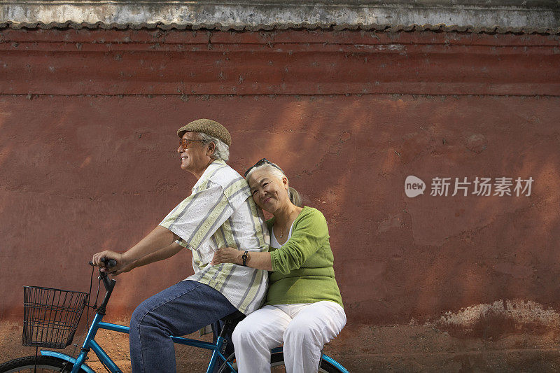 老年夫妇骑自行车