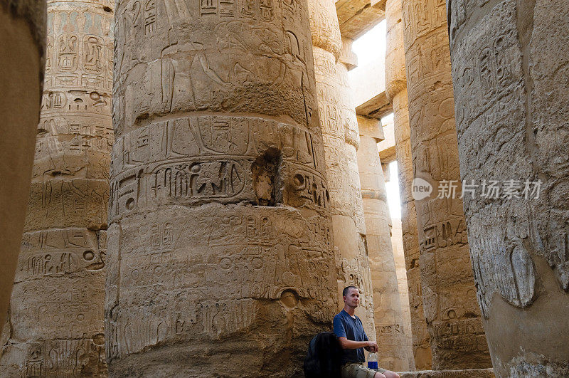 游客在埃及卢克索卡纳克神庙的大hypstyle大厅
