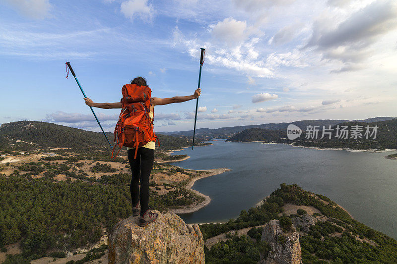 成功女性背包客在山顶欣赏风景