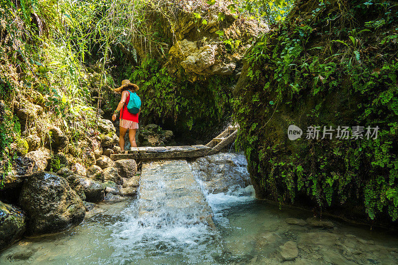 这位女士在徒步旅行