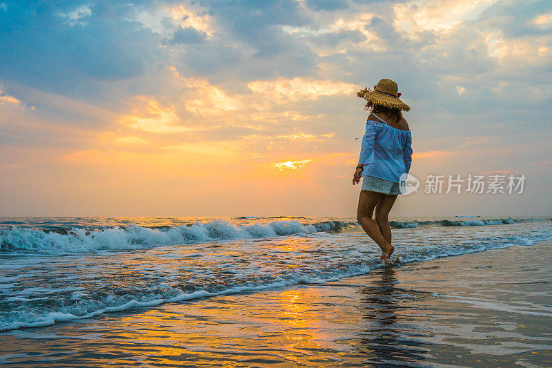 女人正奔向大海