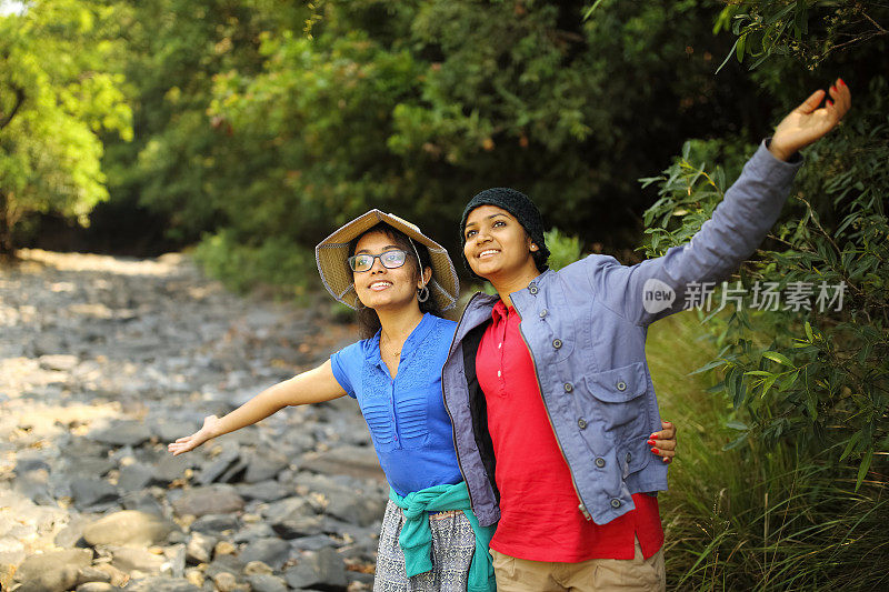 浓密森林中的女性徒步旅行者