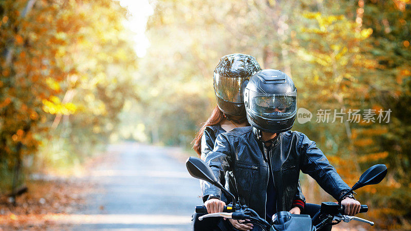 骑摩托车的情侣