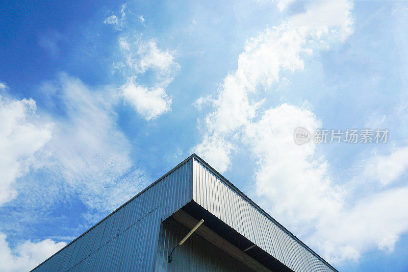 蓝天白云下的工厂或仓库的墙壁和屋顶