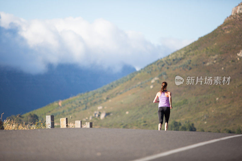 一名女性在公路上奔跑