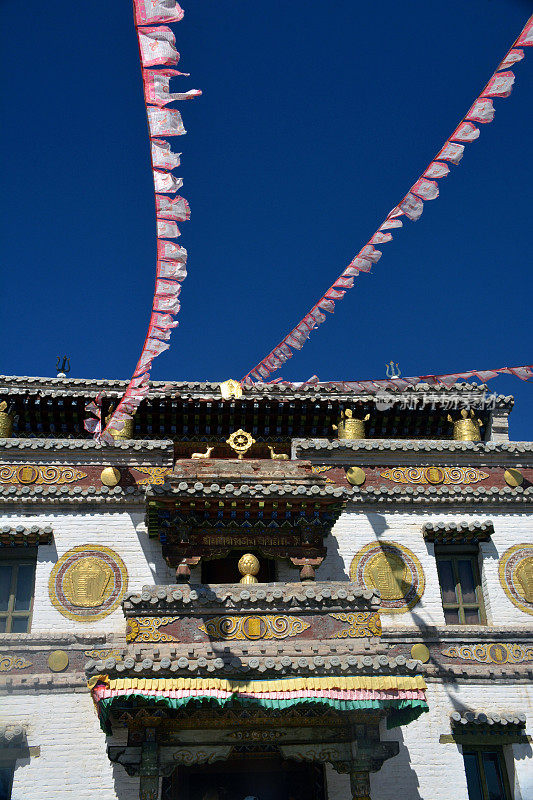 额尔德尼祖庙的寺庙和旗帜，蒙古