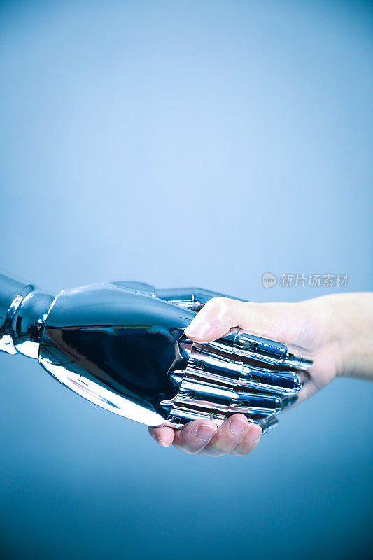 人类与机器人握手